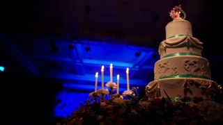装饰蜡烛的优雅婚礼蛋糕。视频素材模板下载
