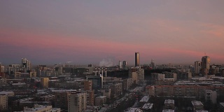 俄罗斯叶卡捷琳堡。城市黎明时分，街景——人们上班去了。