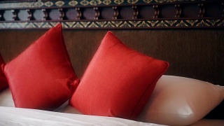 白色的床上有红色的枕头视频素材模板下载