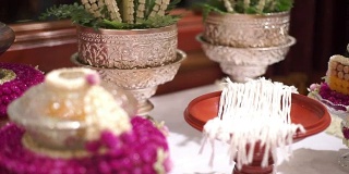 传统的泰国婚礼用花环装饰。
