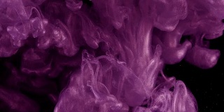 墨水在水里。紫色闪光涂料在水中产生反应，形成抽象的云。可以用作过渡，添加到现代垃圾项目，艺术背景，任何创造性扭曲