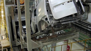 在汽车制造厂的车间里，车身在传送带上移动视频素材模板下载