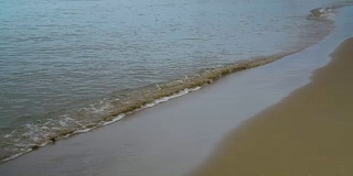 鸟瞰沙滩上的小波浪