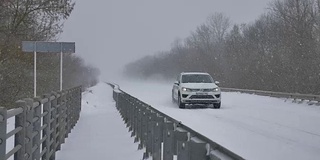 轨道道路，汽车骑冬天是非常户外大雪暴风雪暴风雪俄罗斯