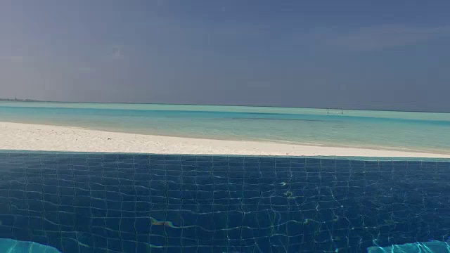 马尔代夫海滩上的淡水游泳池