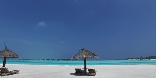 马尔代夫海滩上的帕拉帕和日光浴床