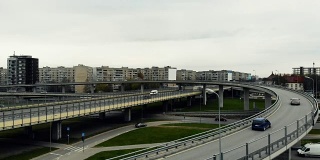 空中高速公路连接。高速公路鸟瞰图。城市高速公路和生活方式概念。拉脱维亚里加高架桥的混凝土道路曲线
