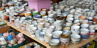 柜台上有各种各样的瓷器盘子