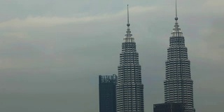 吉隆坡双峰塔时间流逝黄昏多云的天空高清视频
