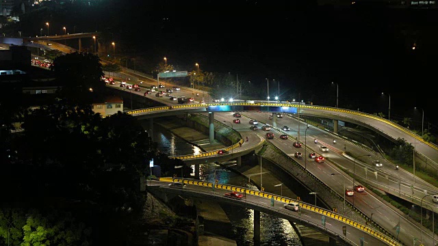 吉隆坡空中高速公路与流动的交通在夜间4k视频