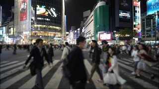 穿过日本涉谷的人群视频素材模板下载