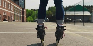 在城市的柏油路上穿着溜冰鞋的女性