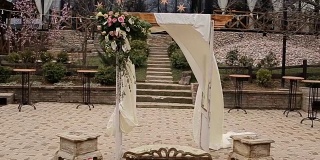 美丽的户外婚礼祭坛