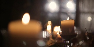 浪漫的蜡烛放在桌上，婚礼派对活动b卷