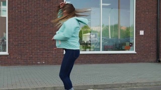 年轻女子穿着旱冰鞋在溜冰视频素材模板下载