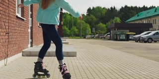 女人的腿骑在溜冰鞋在城市街道上