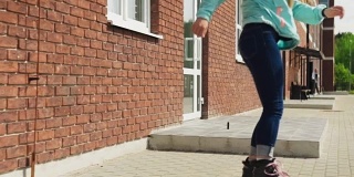 年轻女子骑着旱冰鞋穿过障碍