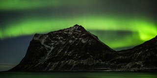 时光流逝:山上的北极光