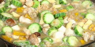 泰式辣味什锦蔬菜汤或康亮，泰式食物