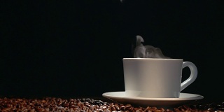 咖啡杯配烤咖啡豆