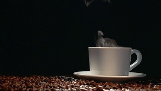 咖啡杯配烤咖啡豆视频素材模板下载
