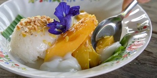 泰国芒果黏米饭(Khao Niaow Ma Muang)。