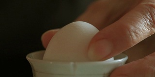 吃煮鸡蛋