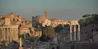 日落时罗马论坛和斗牛场的背景视频。罗马,意大利。