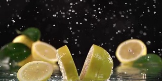 柠檬碰到橙汁表面，然后切成两半。慢动作镜头