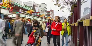 在日本，行人拥挤和购物