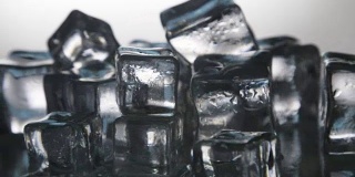 饮料用的冰块。模拟冰冷的冰块
