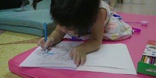小女孩画