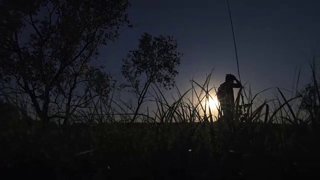 一个年轻人在日落时分积极地骑着自行车