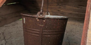 挂在乡下一口井里的空金属桶