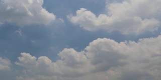 戏剧性的大气全景观看4K延时镜头的蓝天和美丽的夏天的云视频剪辑。