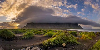 4k延时电影美丽的日落场景与戏剧性的云在冰岛，夏季
