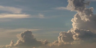 戏剧性的大气视频镜头延时4k美丽的黄昏天空和云彩。