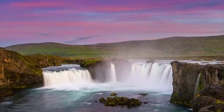 4k延时日落场景与移动的云在冰岛的夏天Godafoss