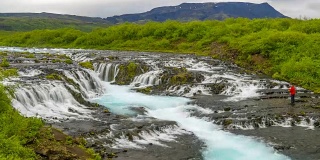 4k时间间隔的电影移动的云和Bruarfoss瀑布在冰岛的夏天