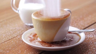 咖啡和糖洒在桌上的杯子里视频素材模板下载