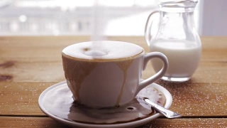 糖洒在木桌上的咖啡杯上视频素材模板下载