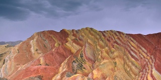 张掖丹霞国家地质公园移动云的时空电影五彩缤纷的彩虹山景观