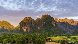 4K延时:美丽的日出在万荣，老挝视频素材模板下载