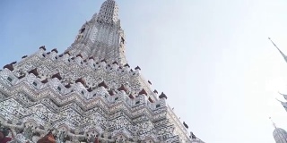 低角度视图和平移:大宝塔在Wat Arun
