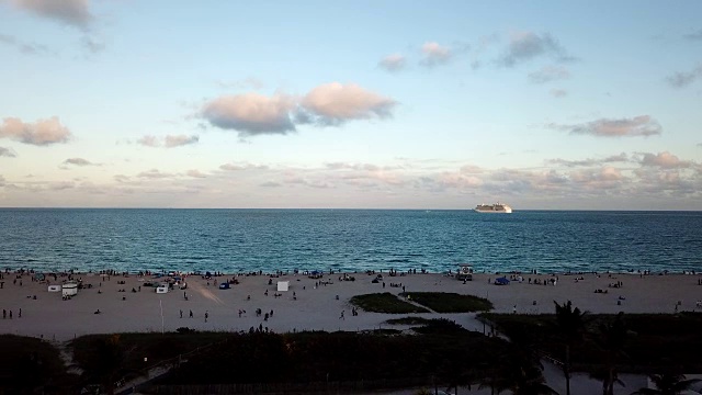 迈阿密南海滩航拍面对大海在日落与一艘游轮
