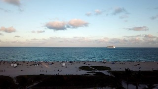 迈阿密南海滩航拍面对大海在日落与一艘游轮视频素材模板下载
