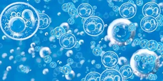 运动在蓝色清澈的水中放置氧气泡泡作为生态、环境、清洁的海洋、饮用水、化妆品广告、洗涤液、肥皂或抽象背景的概念