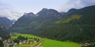 无人机鸟瞰图-飞越阿尔卑斯山，奥地利