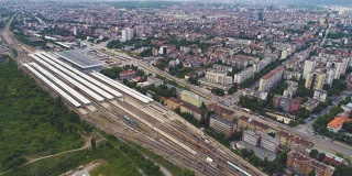 宽阔的火车站和城市鸟瞰图