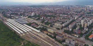 延时宽鸟瞰图的火车站和城市